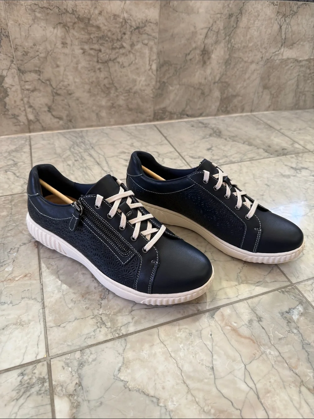 Clarks Caroline Rio Leather Low-Top Sneakers NIB Navy Size 9M